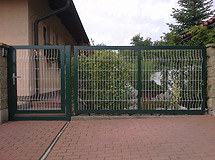 Dvoukřídlá asymetrická brána